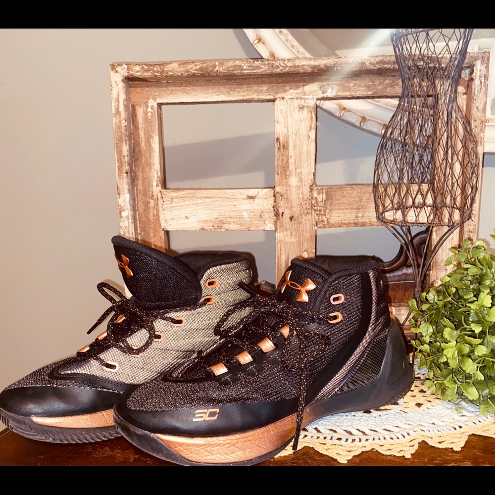 Boys size 7Y Steph Curry shoes